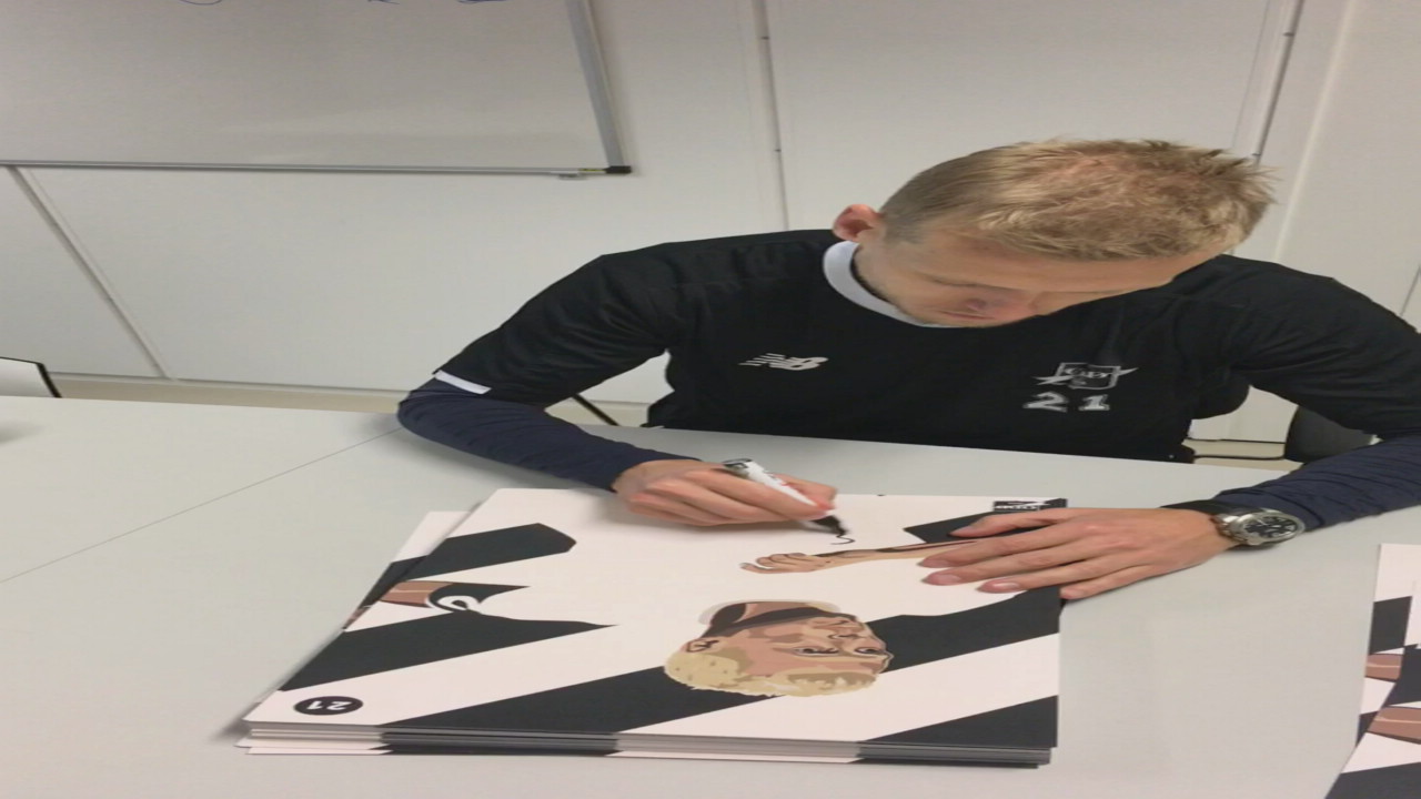 Steffen Hagen signerer ltd edition plakater